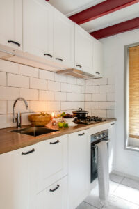 Praktisch ingerichte keuken in vakantiehuisje, met oven en vaatwasser
