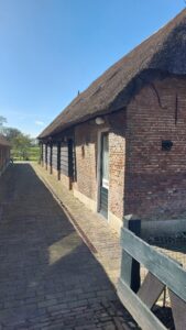 Buitenkant vakantiehuisje Drenthe voormalige stal